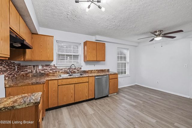 9711 Brooks Bend Rd, Louisville, KY 40258