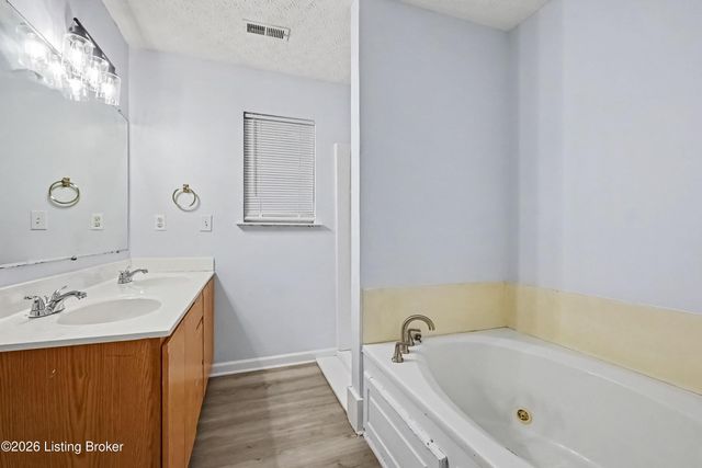 9711 Brooks Bend Rd, Louisville, KY 40258