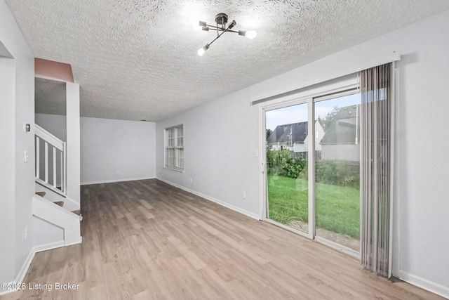 9711 Brooks Bend Rd, Louisville, KY 40258