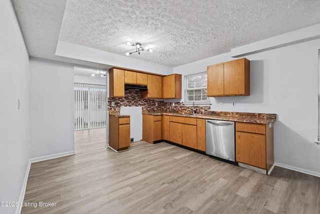 9711 Brooks Bend Rd, Louisville, KY 40258