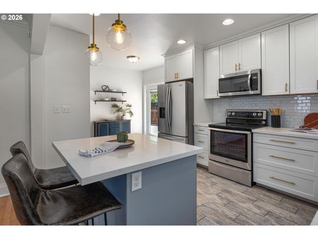 8234 Sw CAPITOL Hwy, Portland, OR 97219