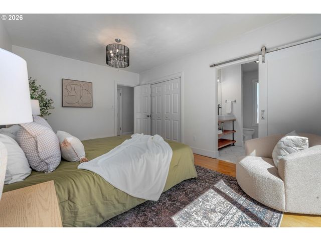 8234 Sw CAPITOL Hwy, Portland, OR 97219