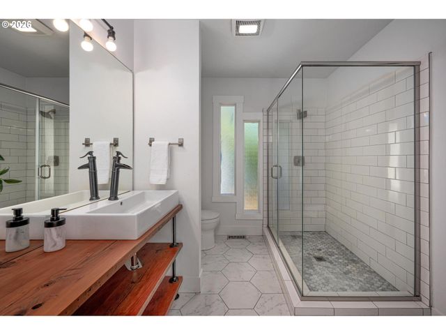 8234 Sw CAPITOL Hwy, Portland, OR 97219