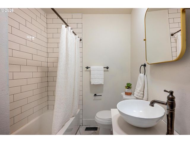 8234 Sw CAPITOL Hwy, Portland, OR 97219