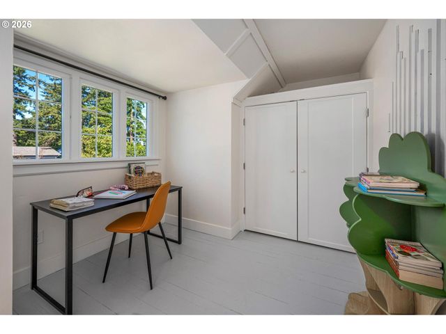 8234 Sw CAPITOL Hwy, Portland, OR 97219