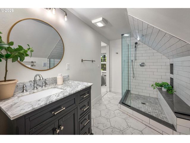 8234 Sw CAPITOL Hwy, Portland, OR 97219