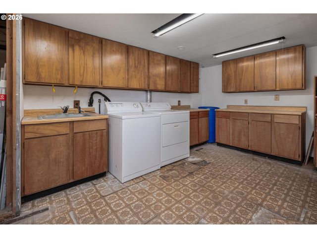 8234 Sw CAPITOL Hwy, Portland, OR 97219