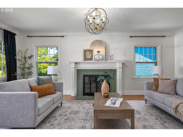 8234 Sw CAPITOL Hwy, Portland, OR 97219