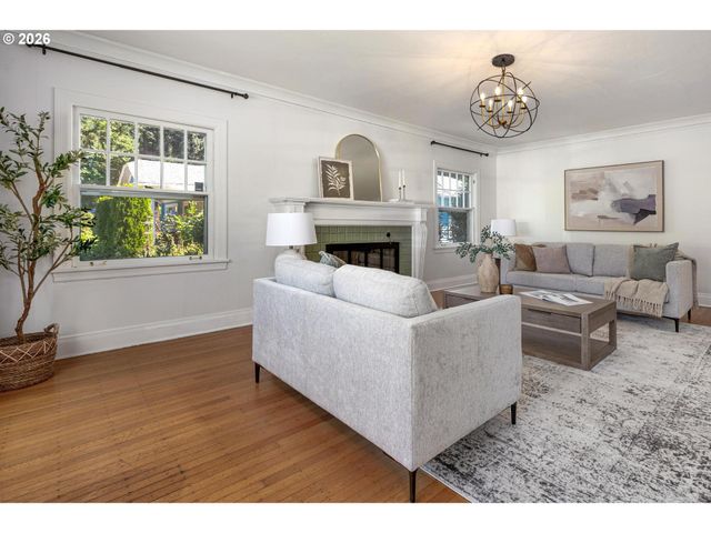 8234 Sw CAPITOL Hwy, Portland, OR 97219