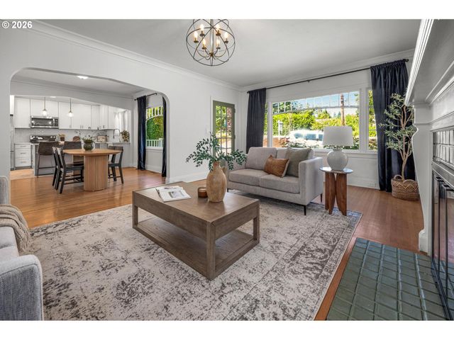 8234 Sw CAPITOL Hwy, Portland, OR 97219