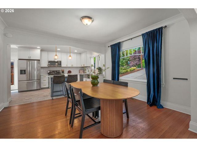 8234 Sw CAPITOL Hwy, Portland, OR 97219