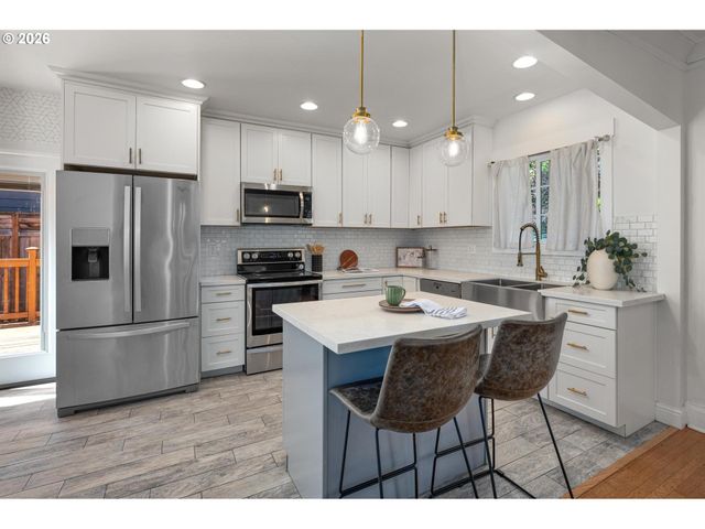 8234 Sw CAPITOL Hwy, Portland, OR 97219