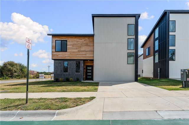 2600 W Bonnie Lane, Rogers, AR 72758