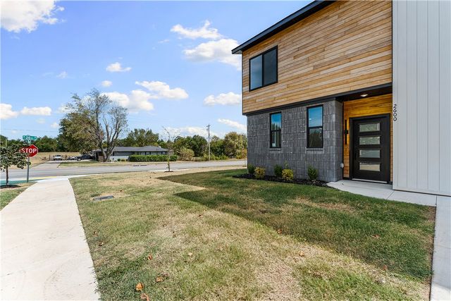 2600 W Bonnie Lane, Rogers, AR 72758