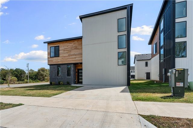 2600 W Bonnie Lane, Rogers, AR 72758