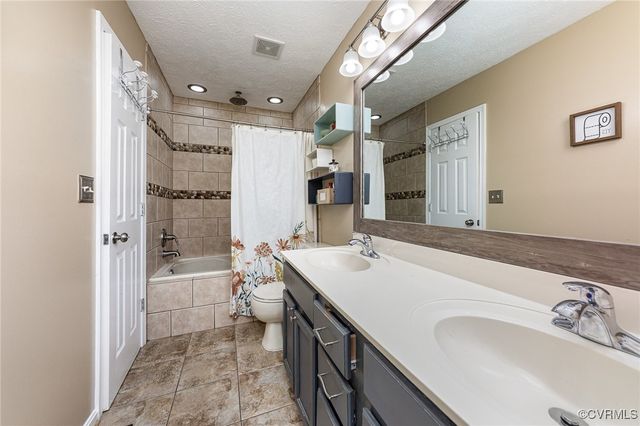 10701 Hamiltons Xing, Fredericksburg, VA 22408