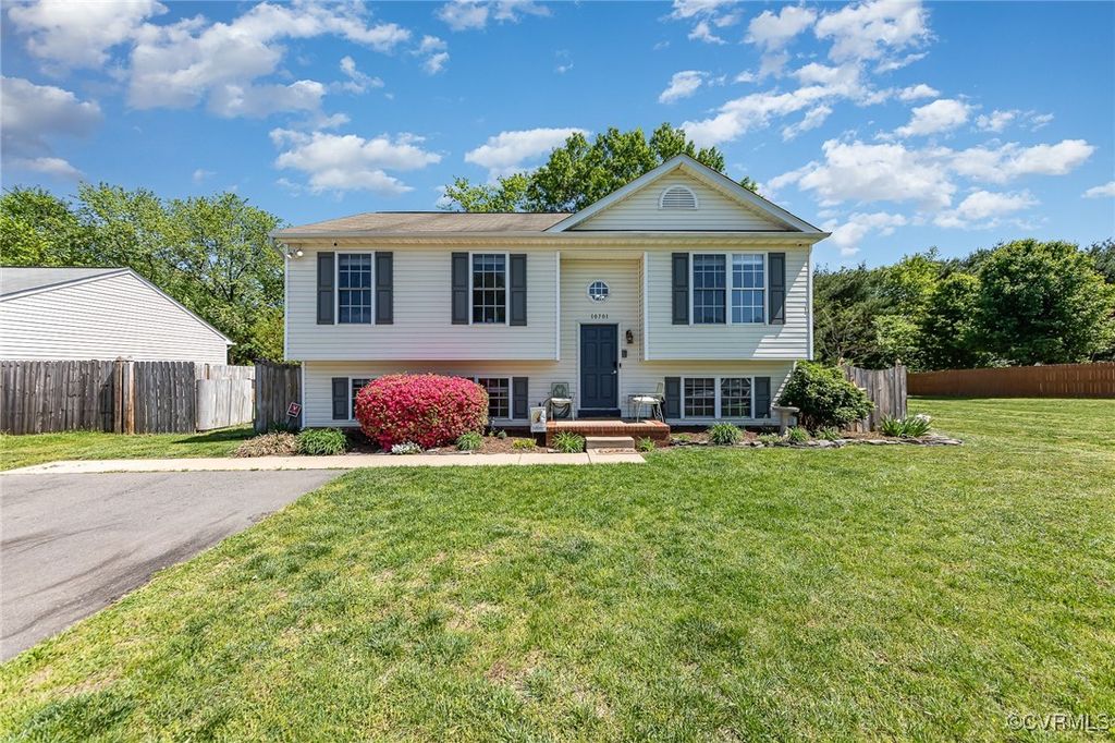 10701 Hamiltons Xing, Fredericksburg, VA 22408