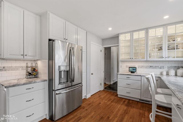 399 Chalfonte Avenue, Grosse Pointe Farms, MI 48236