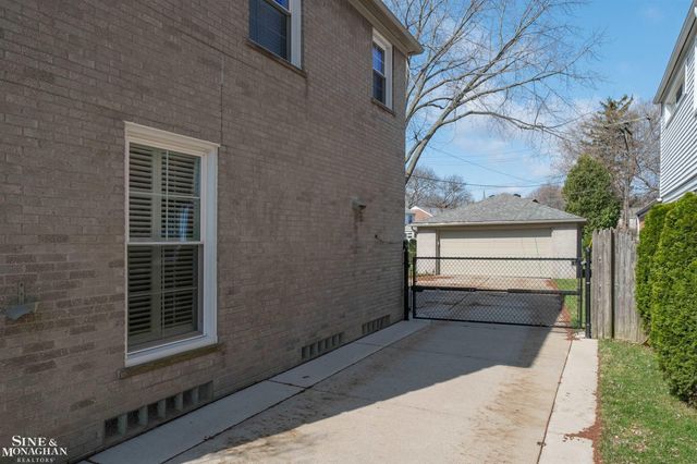 399 Chalfonte Avenue, Grosse Pointe Farms, MI 48236