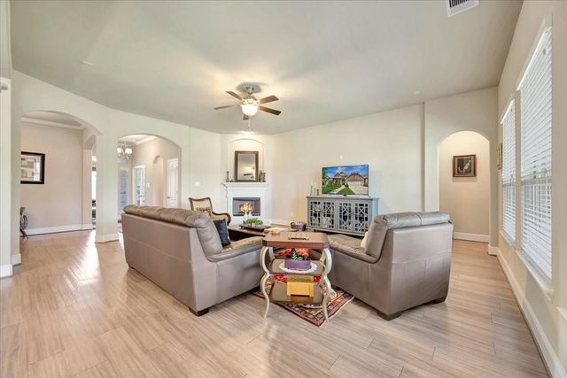 640 Pertonila Lane, Webster, TX 77598