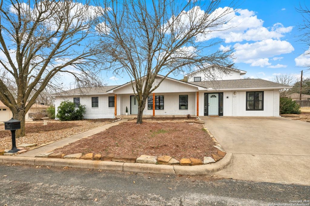 217 W Driftwood Dr, Fredericksburg, TX 78624