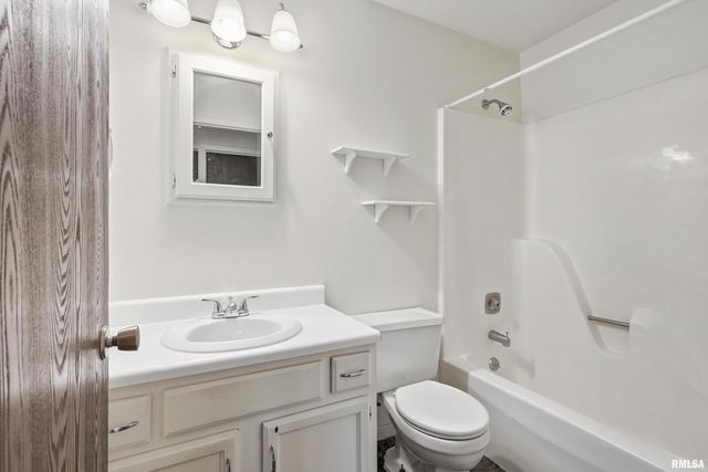 1249 48TH Avenue 18, East Moline, IL 61244