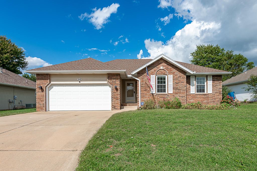 1109 West Thorngate Drive, Ozark, MO 65721