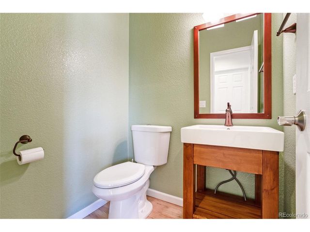 2250 Eagleview Cir, Longmont, CO 80504