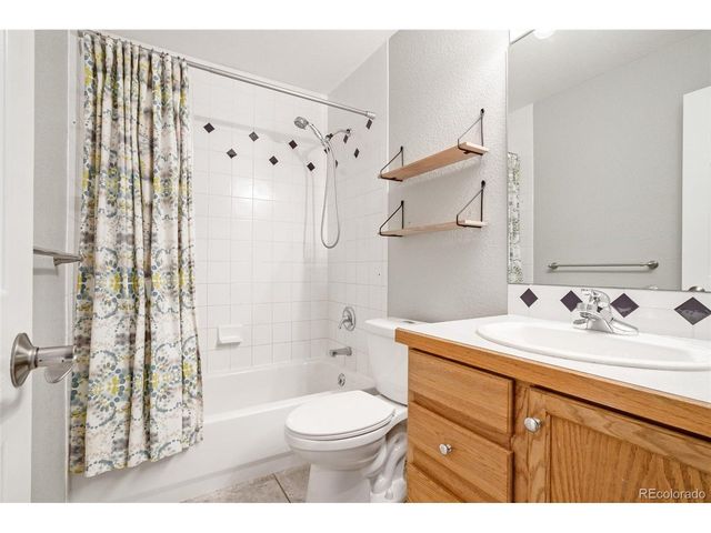 2250 Eagleview Cir, Longmont, CO 80504