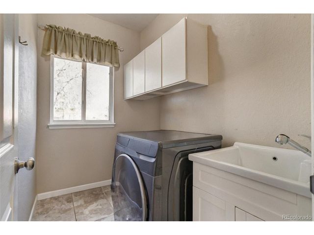 2250 Eagleview Cir, Longmont, CO 80504