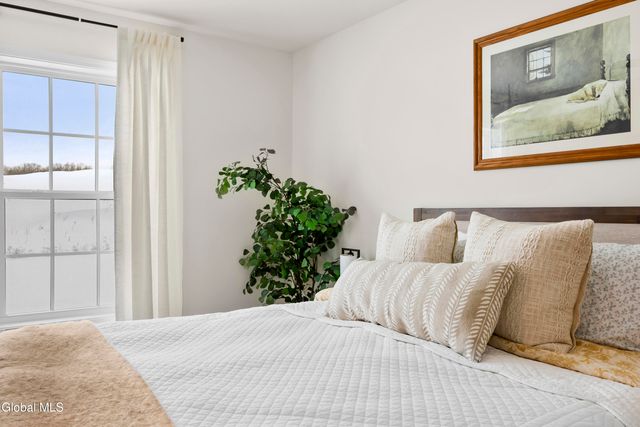 27 Paar Way, Halfmoon, NY 12118