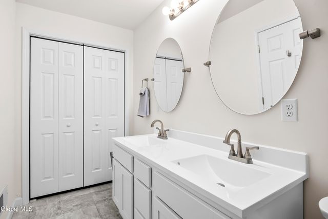 27 Paar Way, Halfmoon, NY 12118