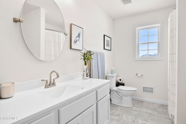 27 Paar Way, Halfmoon, NY 12118