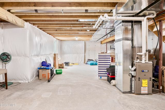 27 Paar Way, Halfmoon, NY 12118