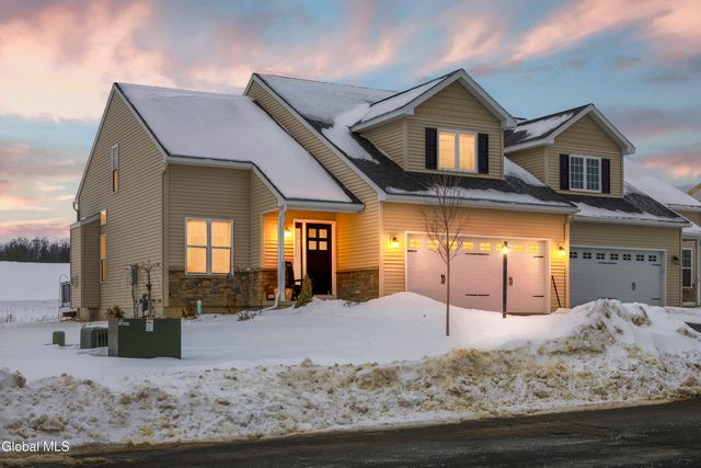 27 Paar Way, Halfmoon, NY 12118