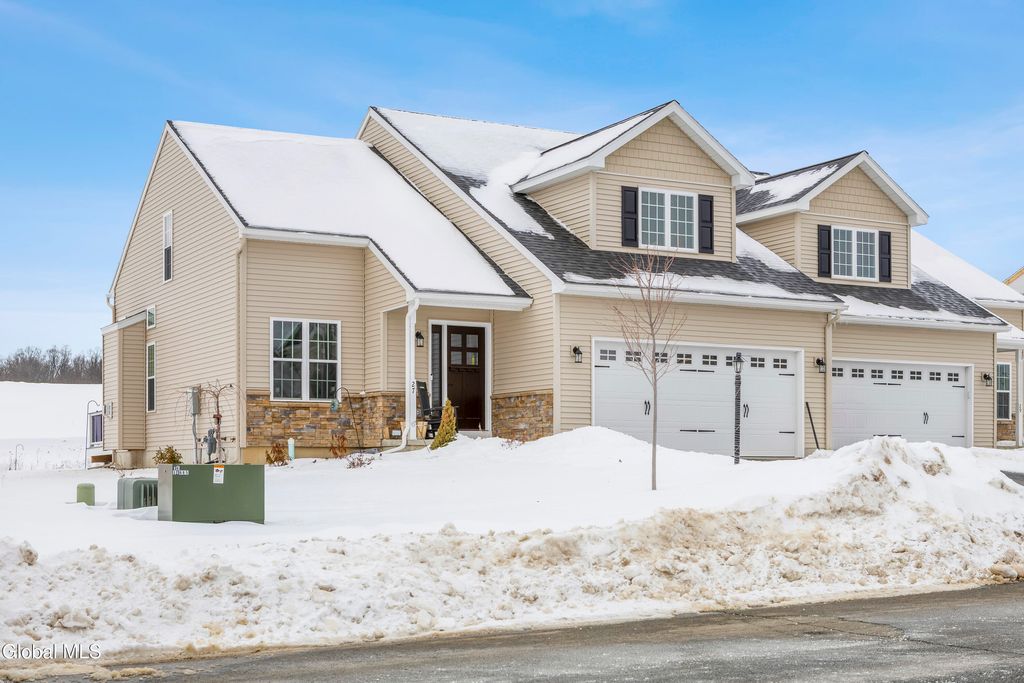 27 Paar Way, Halfmoon, NY 12118