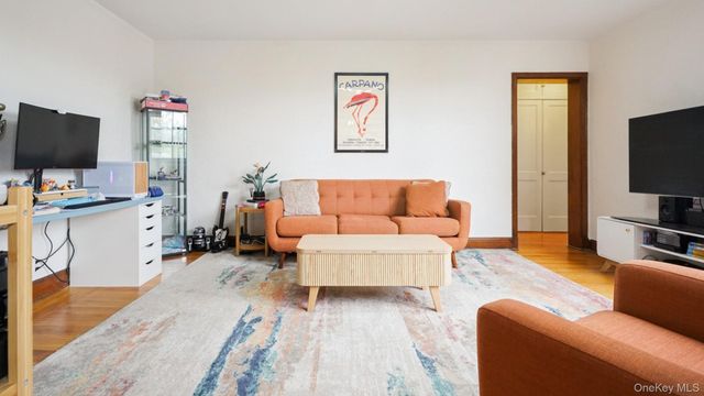 100 Parkway 5D, Bronxville, NY 10708