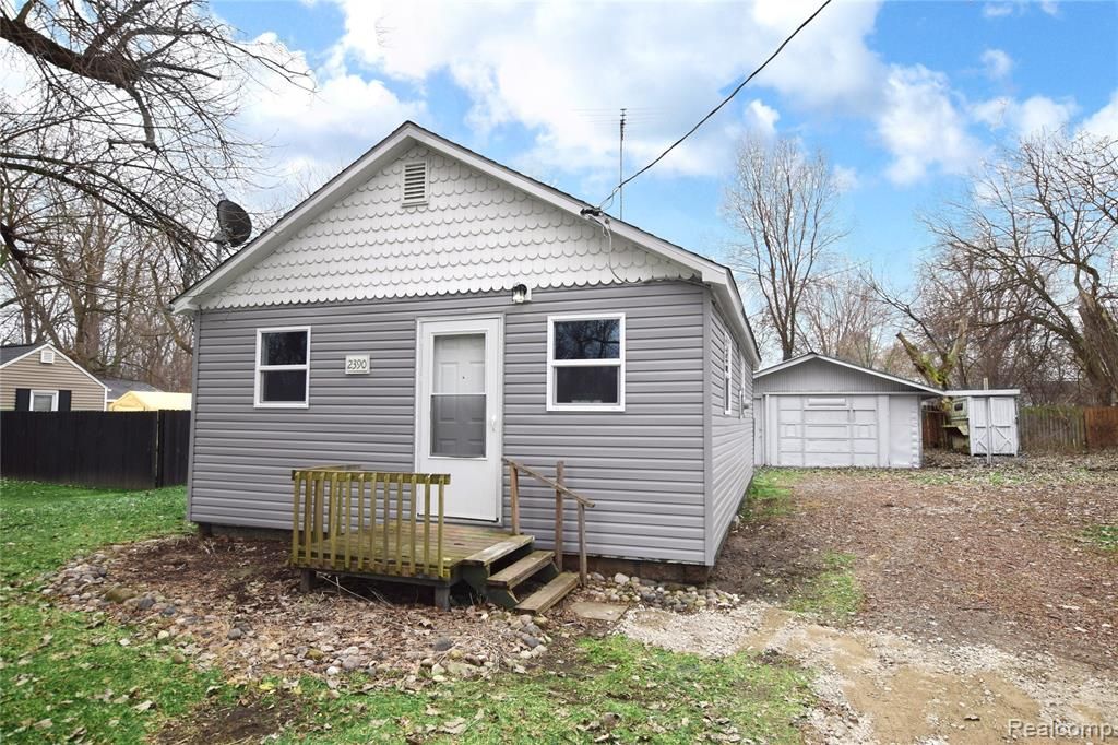 2390 E Boatfield Avenue, Burton, MI 48529
