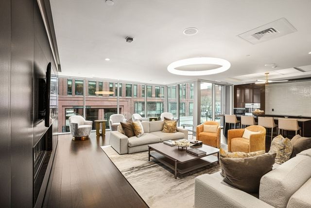 32 Traveler St 411, Boston, MA 02118