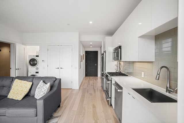 32 Traveler St 411, Boston, MA 02118