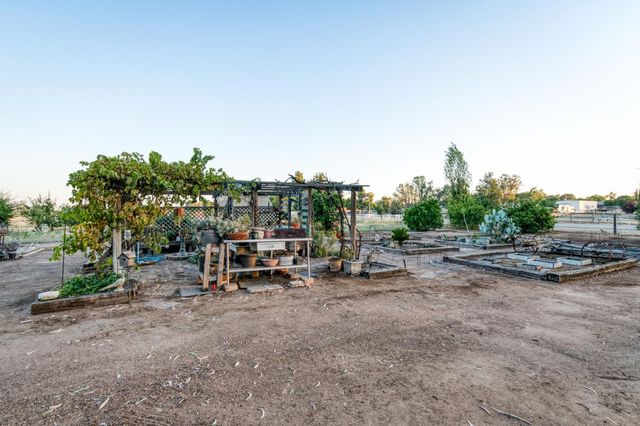 8584 N Madsen Avenue, Clovis, CA 93619