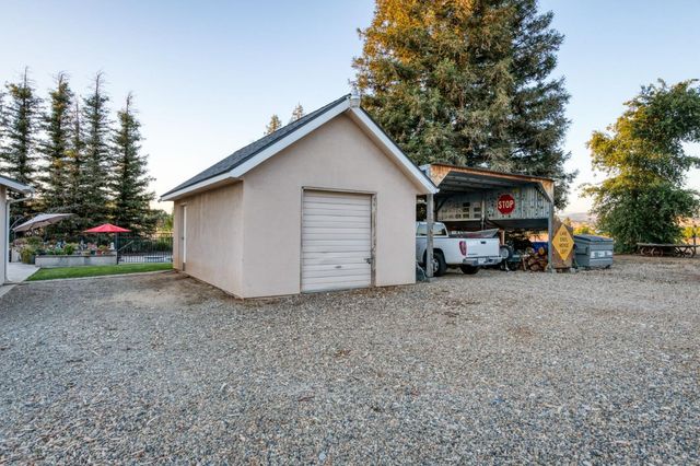 8584 N Madsen Avenue, Clovis, CA 93619