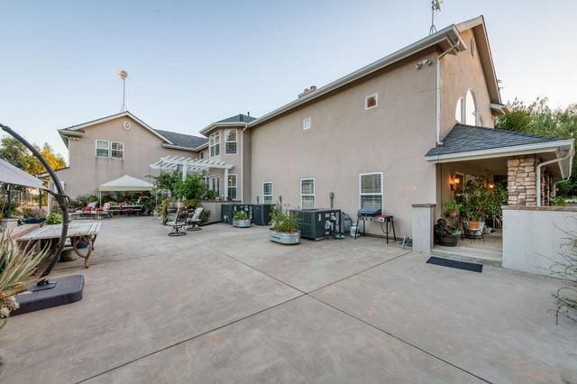 8584 N Madsen Avenue, Clovis, CA 93619