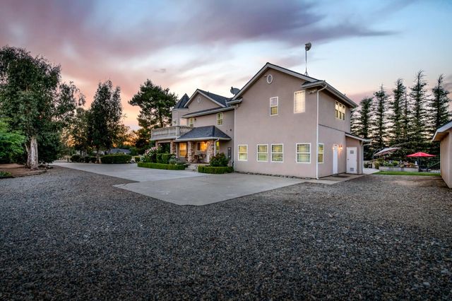 8584 N Madsen Avenue, Clovis, CA 93619