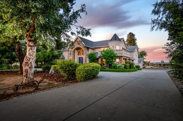 8584 N Madsen Avenue, Clovis, CA 93619