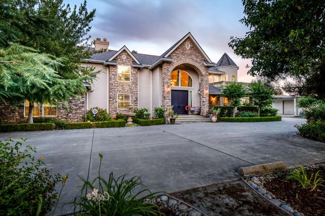 8584 N Madsen Avenue, Clovis, CA 93619