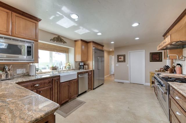 8584 N Madsen Avenue, Clovis, CA 93619