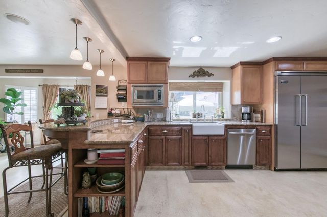 8584 N Madsen Avenue, Clovis, CA 93619