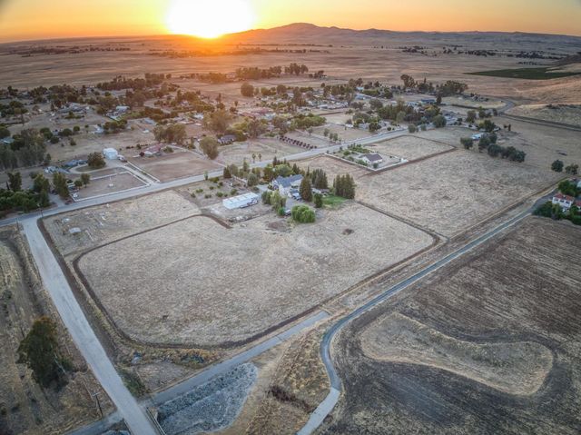 8584 N Madsen Avenue, Clovis, CA 93619