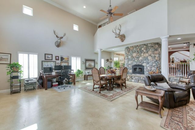 8584 N Madsen Avenue, Clovis, CA 93619